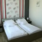 Sugó Panzió Bed and breakfast