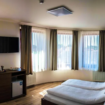 Oda ve Kahvaltı Sugo Panzio Baja