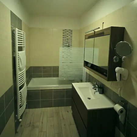 Oda ve Kahvaltı Sugo Panzio Baja